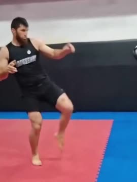 Анкалаев отработал кики перед реваншем с Перейрой