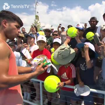 Фанат подарил Карлосу Алькарасу маску лучадора