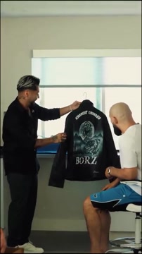 Чимаеву подарили кастомную куртку перед боем с дю Плесси