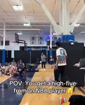 Дети облизали руки после того, как игрок НБА дал им пять