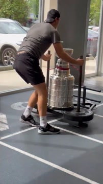 Сэм Райнхарт провёл день с Кубком Стэнли в тренажёрном зале