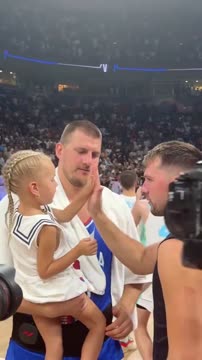 Йокич поцеловал Дончича в щёку после матча Сербии и Словении