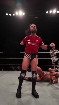 Рестлер WWE затроллил фанатов «Ньюкасла» формой «Ливерпуля»