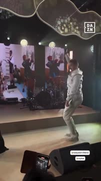 Усик танцует на закрытой вечеринке