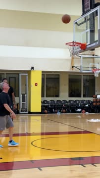 Адам Сэндлер принял участие в товарищеской игре с баскетболистами «Майами Хит»