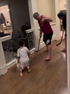 Овечкин сыграл в хоккей с сыновьями и Сандином у себя дома