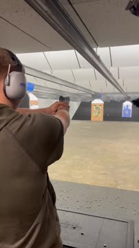 Боксёр Дронов стреляет в тире