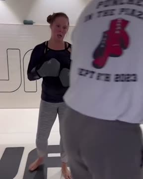 Ронда Роузи показала, как набрала форму после рождения ребёнка