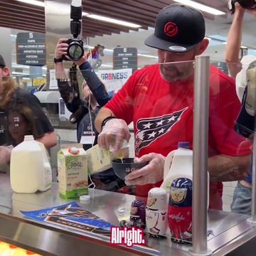 Овечкин накормил болельщиков хлопьями в честь рекорда