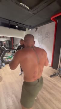 Конор Макгрегор отрабатывает ударную технику