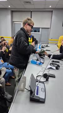 Хаби Алонсо подарили говорящую рыбу в Казахстане