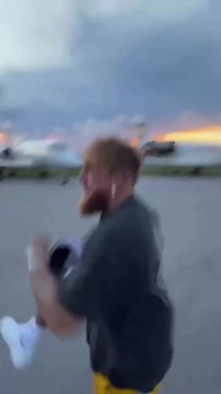 Джейк Пол высмеял частный самолёт Мейвезера, сравнив со своим