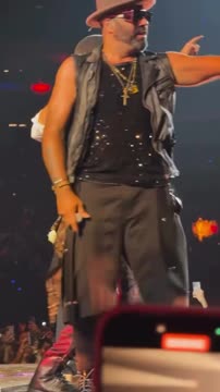 Энрике Иглесиас вывел на сцену Серхио Переса