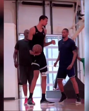 Вембаньяма тренируется под руководством Оладжьювона