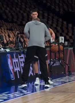 Винс Картер даёт наставления Егору Дёмину