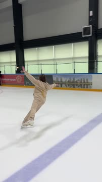 Косторная показала, как восстанавливает прыжки после родов