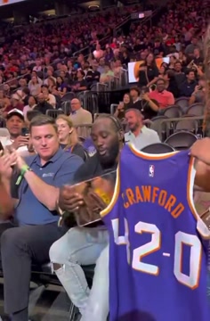 Теренс Кроуфорд получил подарок от команды НБА «Финикс Санз»