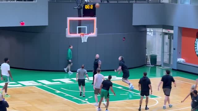 Маззулла и штаб «Бостона» обыграли работников клуба