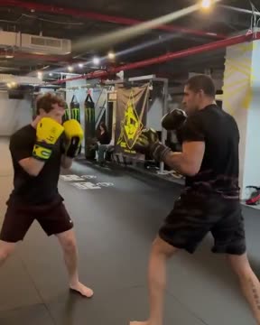 Алекс Перейра спаррингуется с Марком Цукербергом