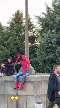 Усман Нурмагомедов встретил мужчину в костюме Человека-паука