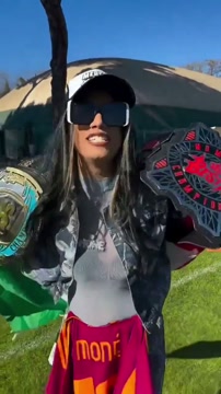 Звезда реслинга Моне встретилась с женским составом «Ромы»