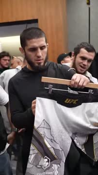 Реакция Ислама Махачева на кастомные шорты