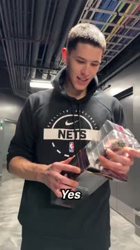 Дёмину подарили коллекционную фигурку со знаменитым рэпером