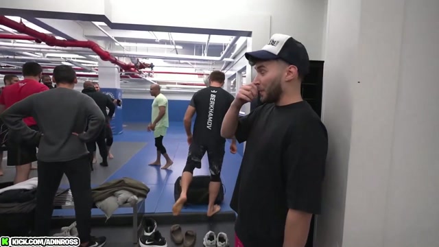 Кормье удивился размеру Махачева перед UFC 322