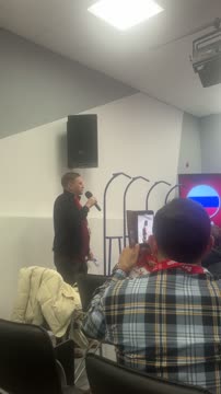 Болельщик вручил медаль Валерию Карпину после матча Россия – Перу