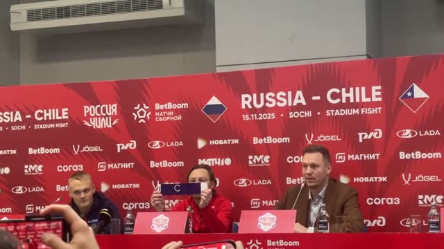 Валерий Карпин показал капитанскую повязку на матч Россия — Чили