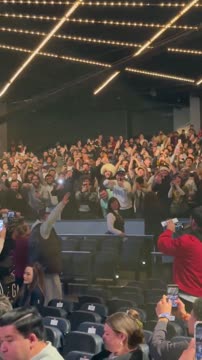 Болельщики приветствуют Магомеда Зайнукова на пресс-конференции