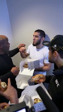 Кормье пришёл со сладостями к Исламу Махачеву