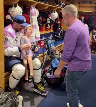 Овечкин встретился с юной фанаткой, которая борется с раком