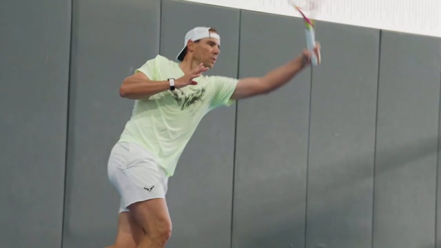 Рафаэль Надаль вернулся на корт и провел тренировку