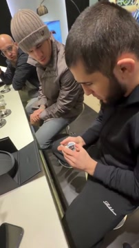 Махачев пополнил свою коллекцию часов после победы на UFC 322