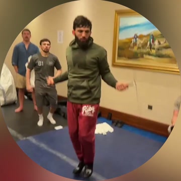 Чимаев наблюдает, как Царукян сгоняет вес