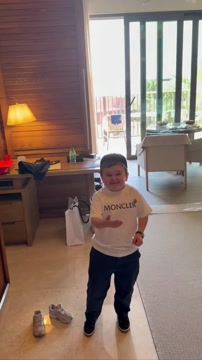 Хабиб провёл рум-тур по номеру Хасбика в отеле