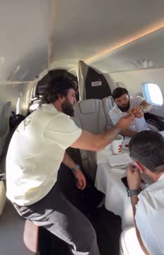 Арман Царукян ест фастфуд в джете после победы над Хукером