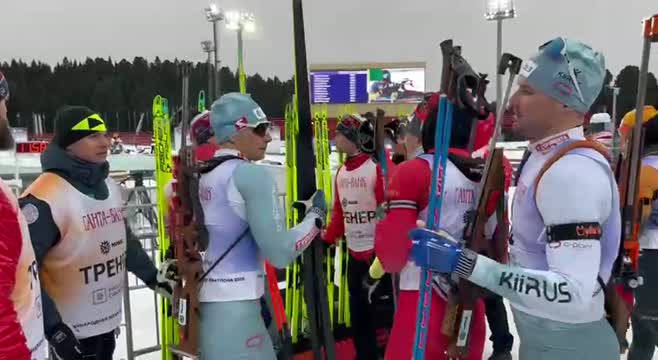 Биатлонисты разбирают лыжи перед гонкой Кубка МЛКБ