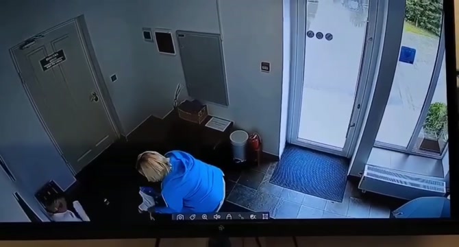 Появилось видео, как Елену Костылеву бьёт её мама