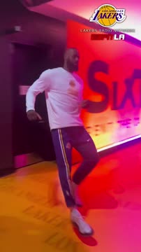 Леброн поцеловал маму перед выходом на матч НБА