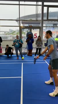 Карен Хачанов управляется на корте одновременно с тремя мячами