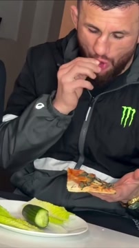 Двалишвили отказался от пиццы в пользу овощей перед боем с Яном