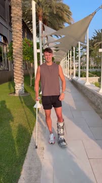 Руне показал, как ходит в гипсе и с костылём после операции