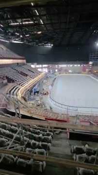 Состояние хоккейной арены в Милане за два месяца до Олимпиады