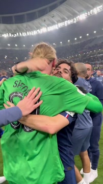 Игроки «ПСЖ» качают Сафонова и празднуют шестой трофей за год