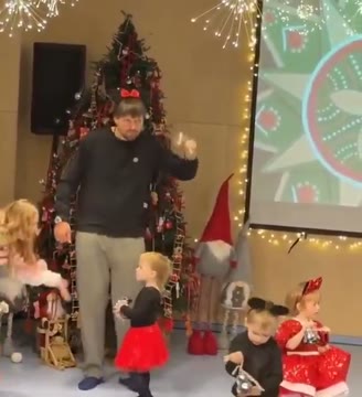 Александр Усик танцует на детском утреннике