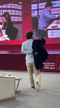 Карлсен отмахнулся от оператора после поражения от Артемьева