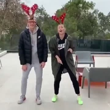 Шарапова и Синнер дуэтом поют рождественскую песню