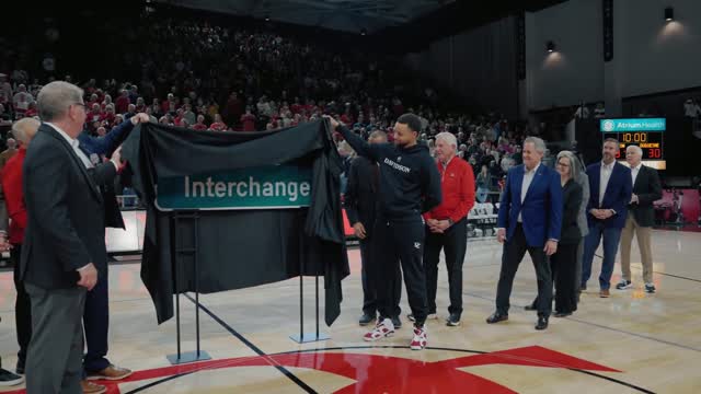 В честь Стефена Карри переименовали съезд в Дэвидсоне